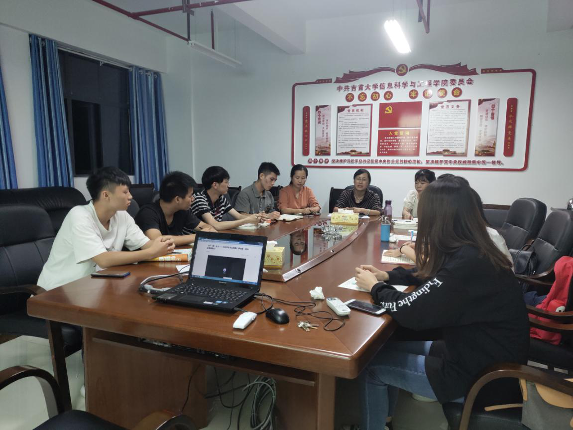 图为校纪委副书记、工会副主席石红梅总结发言