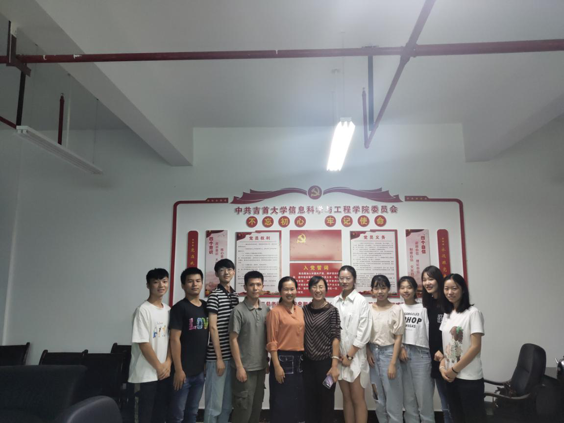 图为校纪委副书记、工会副主席石红梅与员工第二党支部党员们合影